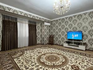Μια τηλεόραση ή/και κέντρο ψυχαγωγίας στο Tashkent Luxe Stay