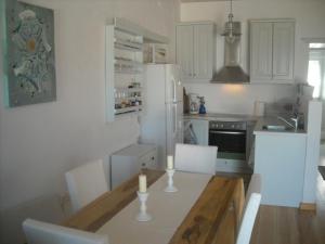 une cuisine avec une table avec deux bougies dessus dans l'établissement Celene House Sapsila Patmos, à Patmos