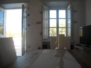 un salon avec toilettes et télévision dans l'établissement Celene House Sapsila Patmos, à Patmos