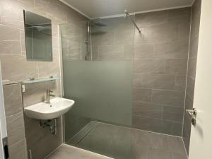 a bathroom with a sink and a shower at Zimmervermietung Itzehoe in Itzehoe +5 photos
