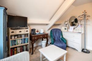 a room with a desk and a tv and a chair at Turks Hall in Bruton
