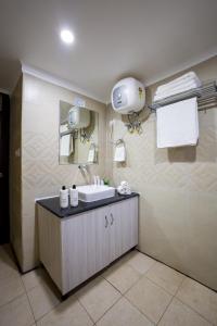 une salle de bain avec un lavabo et un miroir dans l'établissement Alaya Stays Madhuram Villa - Pet-Friendly 5 BHK Hillside Retreat With Garden & Balcony, à Dhanaulti 90 autres photos