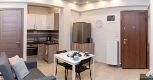 salon ze stołem i kuchnią w obiekcie Xenia_Apartments A5 w mieście Kozani +28 zdjęć