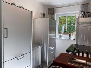 eine Küche mit einem großen Spiegel und einem Tisch in der Unterkunft Exklusive Ferienwohnungen und Business Apartments Marburg in Marburg an der Lahn
