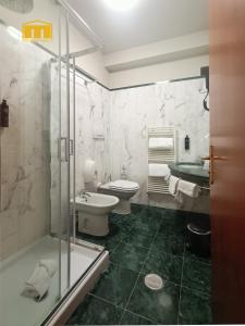 Koupelna v ubytování Hotel Michelangelo Palace & SPA