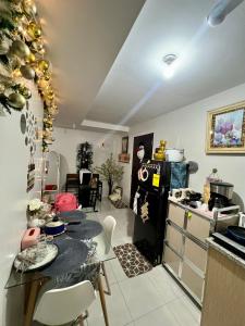 Η κουζίνα ή μικρή κουζίνα στο Affordable Condominium in Cebu