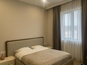 a bedroom with a bed and a large window at VILLA Kachreti Ambassadori Golf Resort in Kachretʼi +16 photos