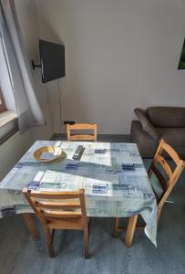 a table and chairs in a living room at Ferienwohnung am Backhaus 2 in Weimar
