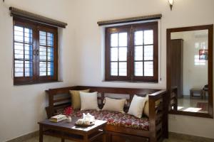 Posezení v ubytování Alaya Stays Farm Naturelle Serene 3-BHK Farmhouse With Garden, Orchards & Terrace Near Jim Corbett