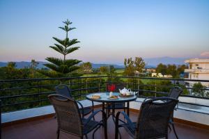 Balkón nebo terasa v ubytování Alaya Stays Farm Naturelle Serene 3-BHK Farmhouse With Garden, Orchards & Terrace Near Jim Corbett