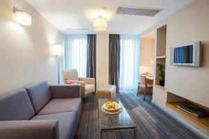 TV a/nebo společenská místnost v ubytování Housez Suites & Apartments Special Class