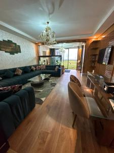 ein Wohnzimmer mit Sofa und Tisch in der Unterkunft Appartement à Dar bouaaza in Tamaris