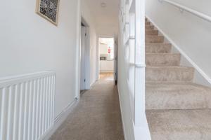 Gallery image of Spacious 3 Bedroom Home with Parking - Close to Leeds City and Amenities - Perfect for Long Stays in Amley +9 photos