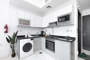 Kuchnia lub aneks kuchenny w obiekcie Cozy Studio with City Views at Bayz by Danube by BMS