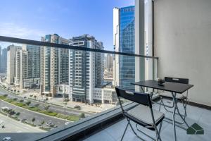 Balkon lub taras w obiekcie Cozy Studio with City Views at Bayz by Danube by BMS