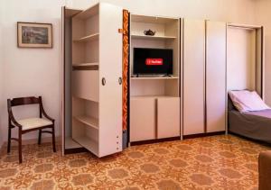 ディアーノ・マリーナにある200m dal mare parking WiFi Aria Condizionata Tennis BBQのクローゼット(テレビ付)、ベッド1台が備わる客室です。