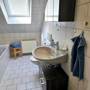 ein Badezimmer mit Waschbecken, Toilette und Badewanne in der Unterkunft Große Dachgeschosswohnung in Löhne-Bad Oeynhausen in Löhne