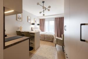 Χώρος καθιστικού στο Iron Apartments
