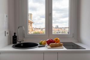 Köök või kööginurk majutusasutuses Design Suite 39 - Metropolitana M4 - Aeroporto Linate
