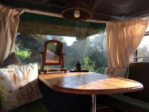 Khu vực ghế ngồi tại Cozy Tiny House in Cork, Perfect For Vacations on the Emerald Isle
