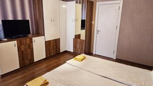 A television and/or entertainment centre at Green House Apartment