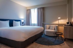 Postel nebo postele na pokoji v ubytování Golden Tulip Leiden Centre