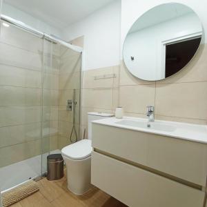 Ένα μπάνιο στο Cozy-Central Apartment4