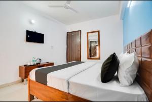 TV a/nebo společenská místnost v ubytování Hotel SUZU INN - Couple Friendly Fatehpur