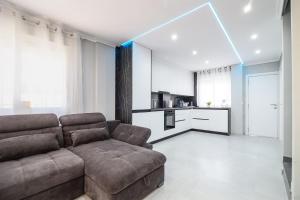 un salon avec un canapé et une cuisine dans l'établissement Casa Olivia with pool heating fee, à Torrevieja