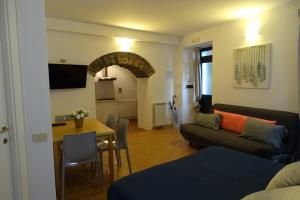 a living room with a couch and a table at Vibes 5terre in Riomaggiore