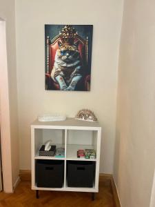 une armoire blanche avec un ordinateur en haut dans l'établissement City-Apartment im Herzen von Graz T14, à Graz