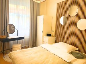 une chambre avec un lit, une table et un miroir dans l'établissement City-Apartment im Herzen von Graz T14, à Graz