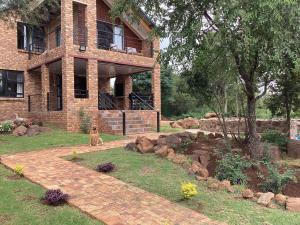 帕雷斯The Eagles Eyrie的坐在房子前面的狗