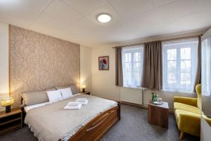 Una cama o camas en una habitación de Rodinný hotel Myslivna
