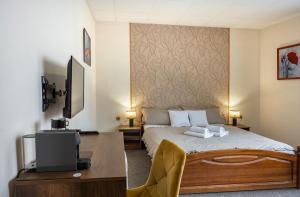 Una cama o camas en una habitación de Rodinný hotel Myslivna