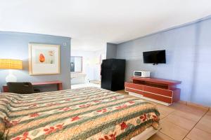 Μια τηλεόραση ή/και κέντρο ψυχαγωγίας στο Sunrise Inn By OYO Albany