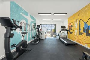 una palestra con tapis roulant e cyclette in una stanza di Eleganckie Apartamenty Blisko Plaży w Niechorzu z Klimatyzacją w Salonie i Parkingiem by Noclegi Renters a Niechorze Altre 104 foto