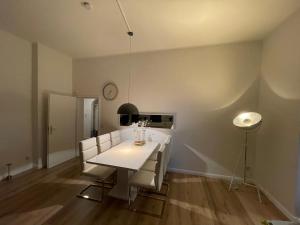a dining room with a white table and chairs at Karizma - Stylisch Design - Innenstadt - Küche - Parkplatz - Internet in Rendsburg +62 photos