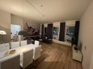 a living room with a white table and a couch at Karizma - Stylisch Design - Innenstadt - Küche - Parkplatz - Internet in Rendsburg