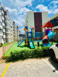 ナイロビにあるKozy Homesの公園内の滑り台のある遊び場 +9枚の写真