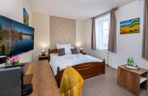 Una cama o camas en una habitación de Rodinný hotel Myslivna