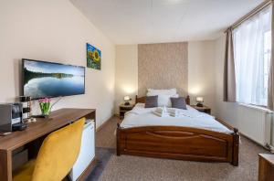 Una cama o camas en una habitación de Rodinný hotel Myslivna