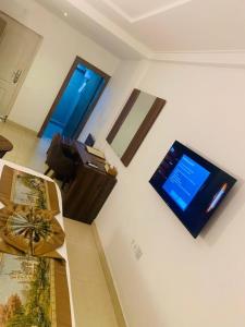 TV a/nebo společenská místnost v ubytování Swiss Pearl Continental Suite