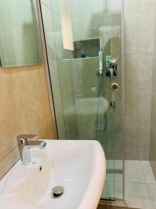 Koupelna v ubytování Swiss Pearl Continental Suite