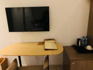 TV a/nebo společenská místnost v ubytování Swiss Pearl Continental Suite