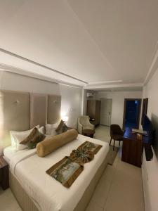 Postel nebo postele na pokoji v ubytování Swiss Pearl Continental Suite + 20 fotografií