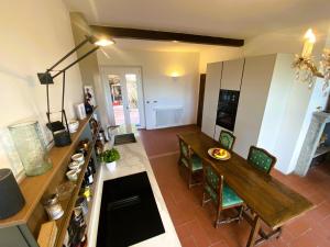 TV a/nebo společenská místnost v ubytování Villa Ceppeto, Best Of Tuscany at Brand New Arches