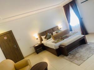 Postel nebo postele na pokoji v ubytování Swiss Pearl Continental Suite