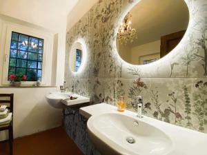 Koupelna v ubytování Villa Ceppeto, Best Of Tuscany at Brand New Arches + 55 fotografií