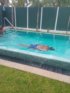 Piscina de la sau aproape de French Villa